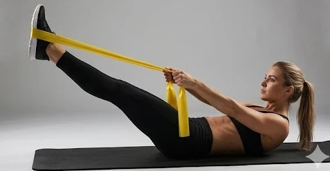 Thực hiện bài tập Elastic Teaser cùng dây kháng lực để làm thon gọn vòng hai