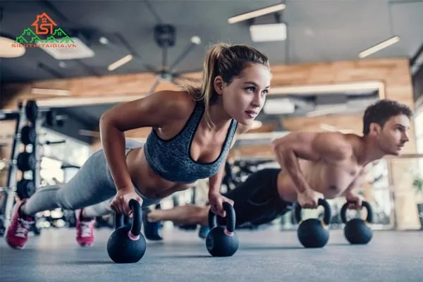 Người tập Gym theo hướng dẫn huấn luyện viên để đạt hiệu quả tối ưu