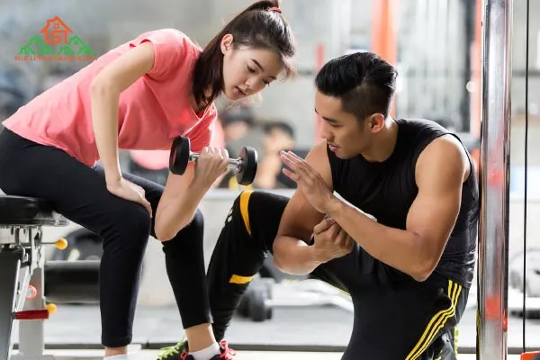 Gymer thực hiện các bài tập đa dạng để tăng sức mạnh và cơ bắp