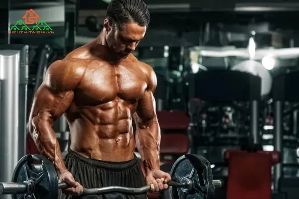 Người tập gym sở hữu thân hình săn chắc với cơ bắp rõ rệt