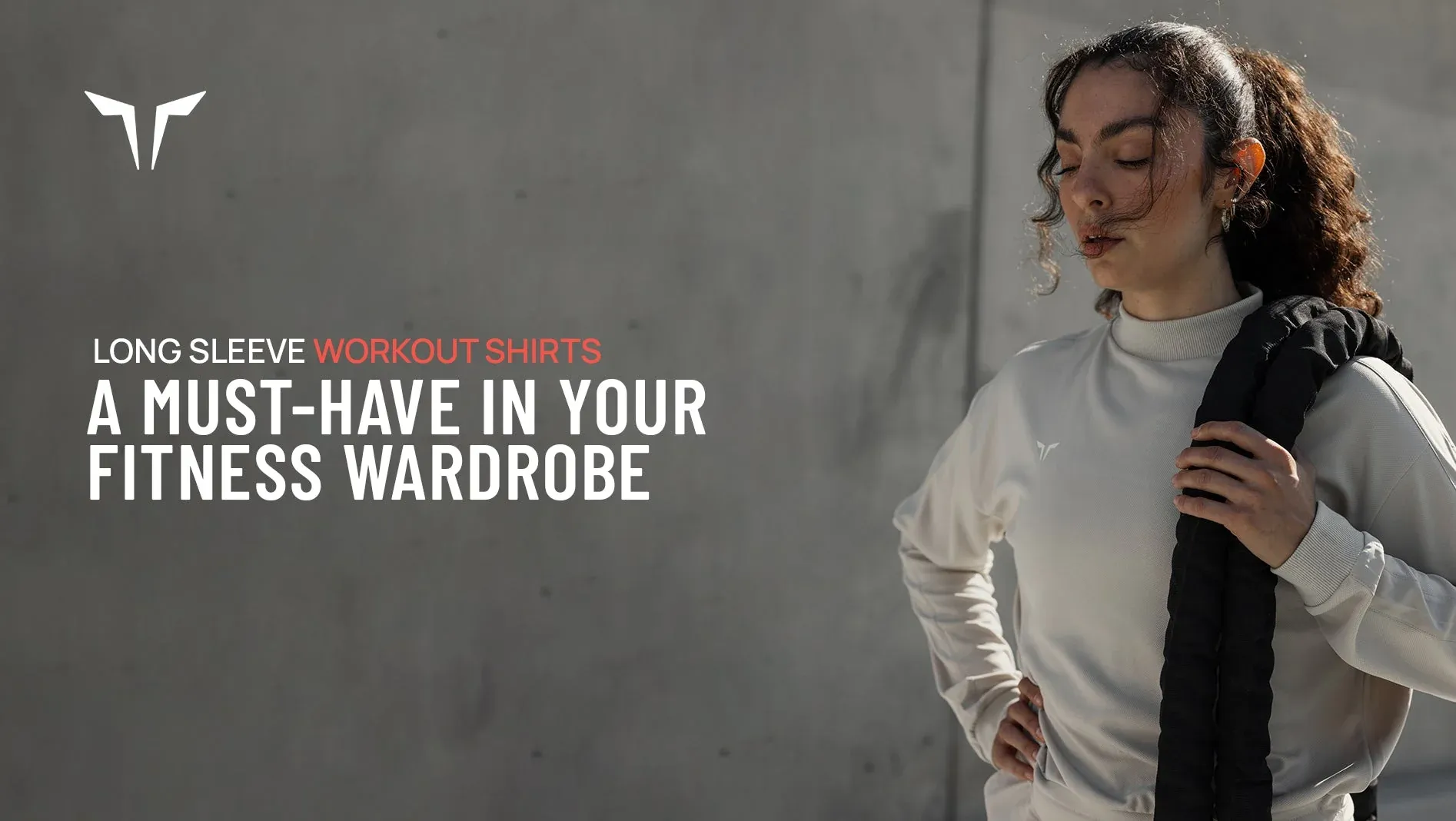 Vận động viên mặc áo tập dài tay trong buổi tập gym hiện đại