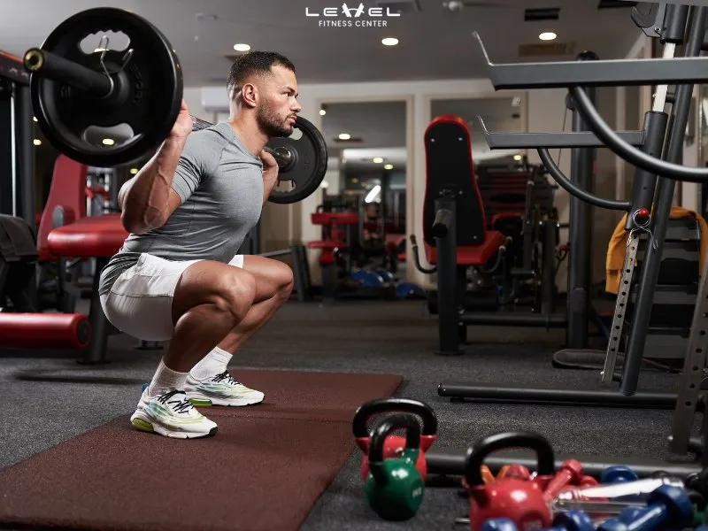 Bài tập Barbell Squats giúp phát triển cơ mông và đùi