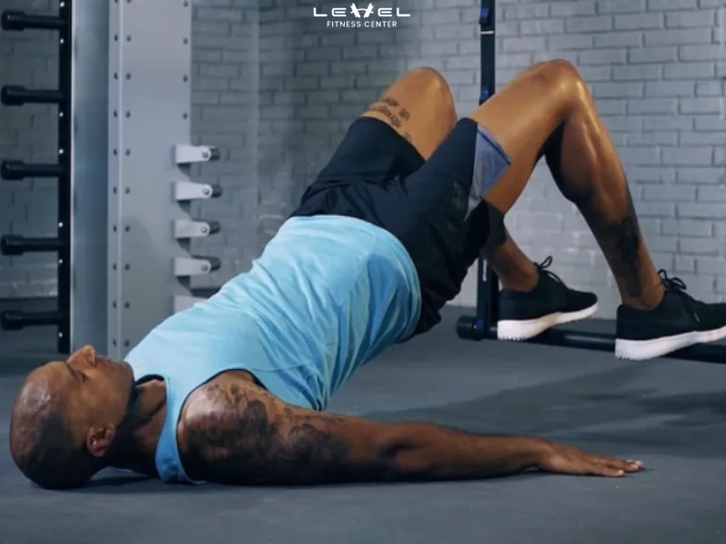 Glute Bridges tập trung vào cơ mông và hông