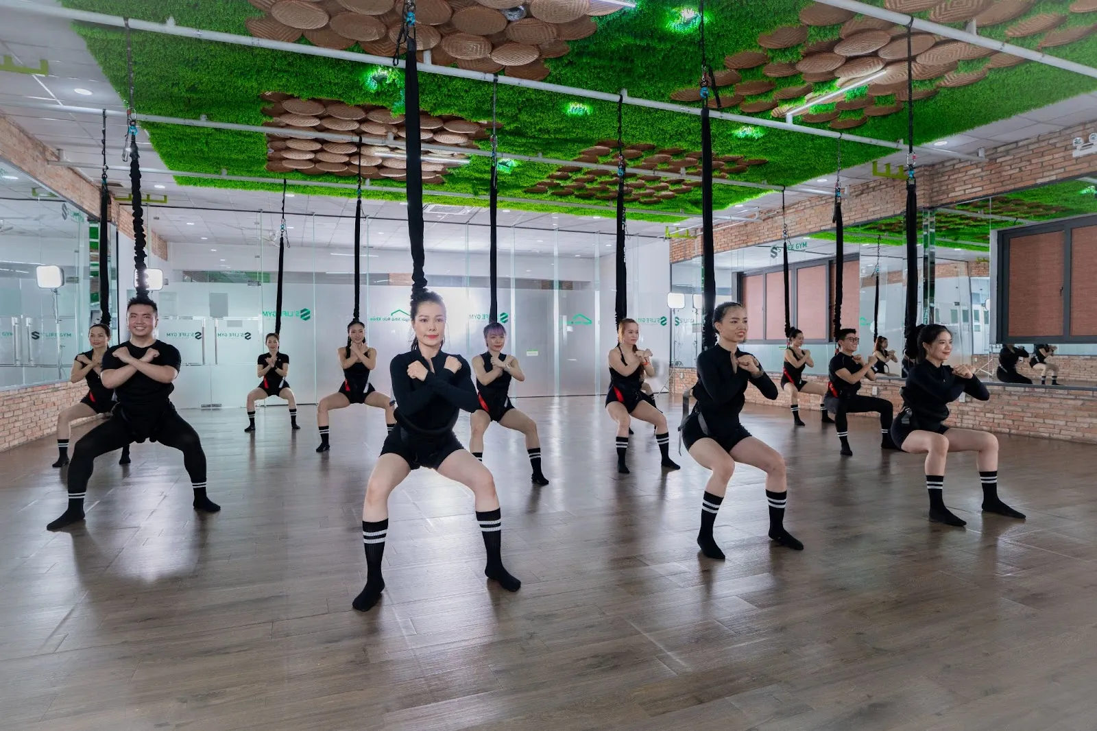 Hội viên tập luyện trong không gian hiện đại và xanh mát tại S'Life Gym