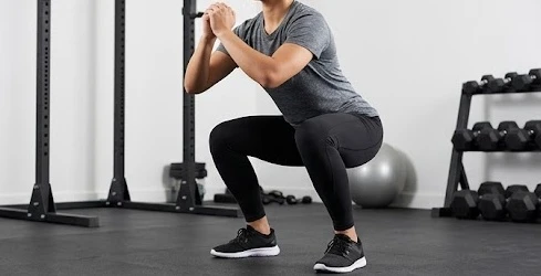 Người tập gym tập trung cao độ tại góc tập luyện tại nhà được thiết lập khoa học