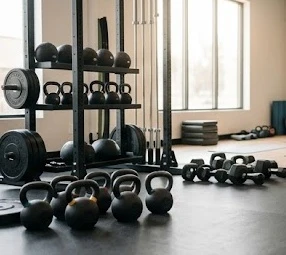 Các tiện ích đa dạng và khu vực tập luyện tại phòng gym San Bernardino chuyên nghiệp