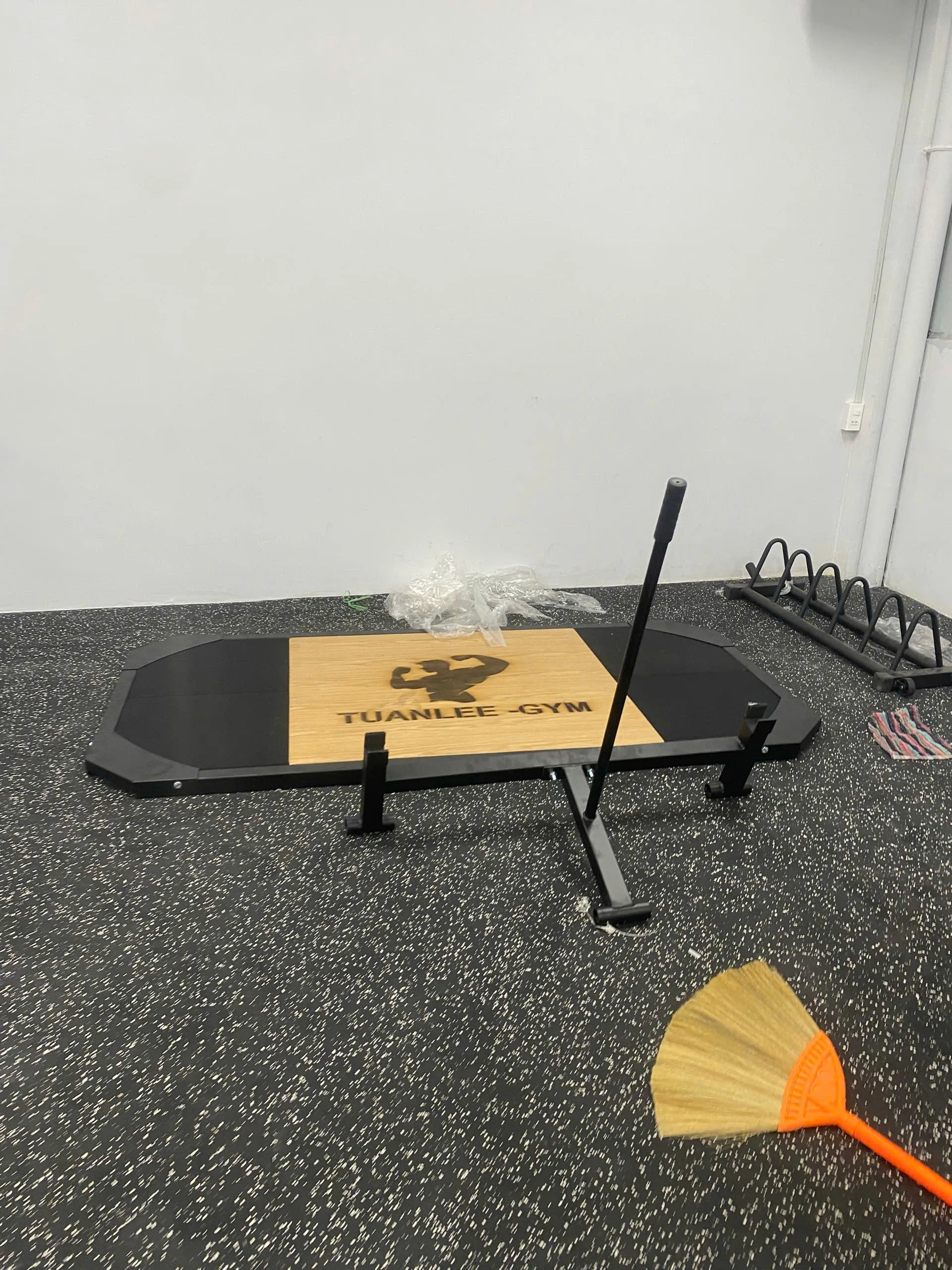 Khu vực tập luyện với máy chạy bộ và xe đạp hiện đại tại Tuan Lee Gym