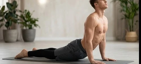 Thực hiện tư thế rắn hổ mang để giãn cơ bụng hiệu quả tại nhà