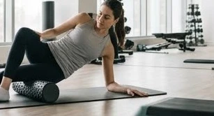Người tập gym thư giãn trong bồn nước ấm giúp phục hồi đau cơ bắp sau khi tập luyện