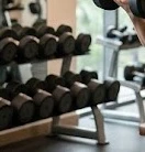 Người tập luyện tại khu vực tạ tự do trong phòng tập gym Hà Nội uy tín