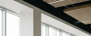 Người tập gym đang thực hiện giãn cơ nhẹ nhàng giúp giảm đau cơ sau buổi tập hiệu quả