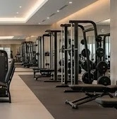 Huấn luyện viên đang hướng dẫn học viên tại phòng tập gym Hà Nội chuyên nghiệp