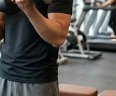 Khu vực tiện ích cao cấp tại một phòng tập gym Hà Nội hiện đại