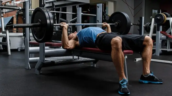 Các Máy Tập Ngực Ở Phòng Gym